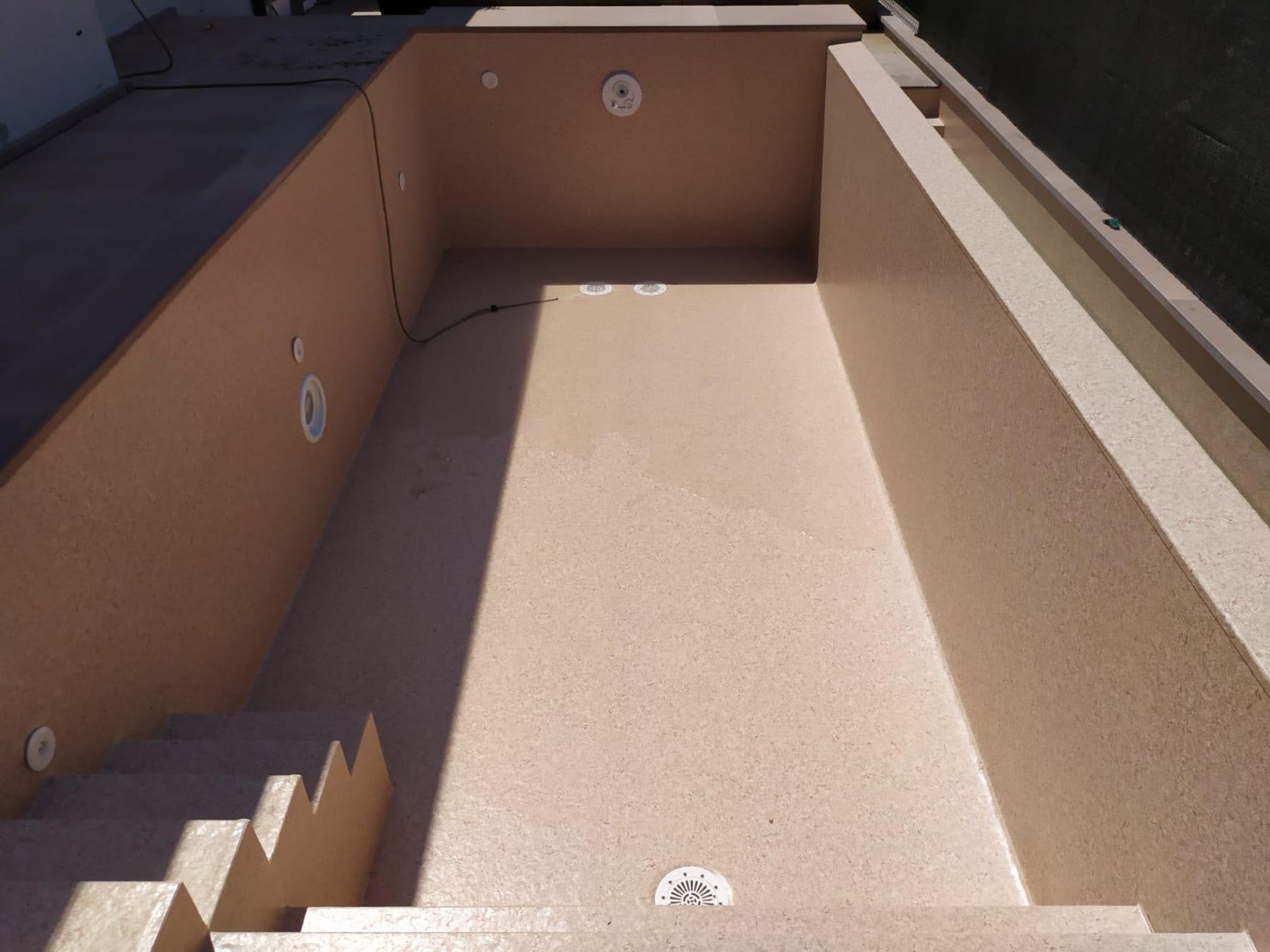 PISCINA A SFIORO SU UN LATO CON TRACIMAZIONE LATERALE Piscina a sfioro su un lato con tracimazione laterale e telo touch sublime