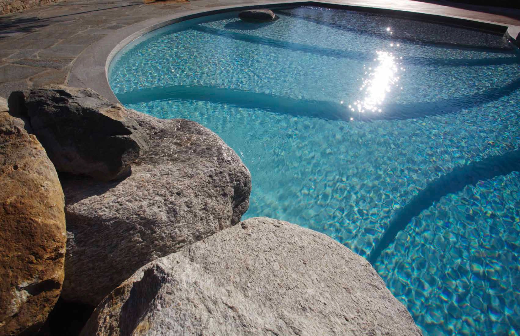 Piscina a cascata su un lato