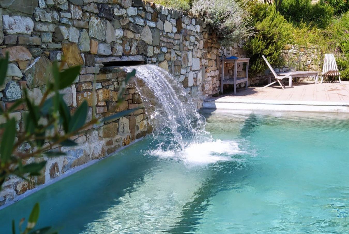 Piscina a sfioro su un lato con cascata e idromassaggio