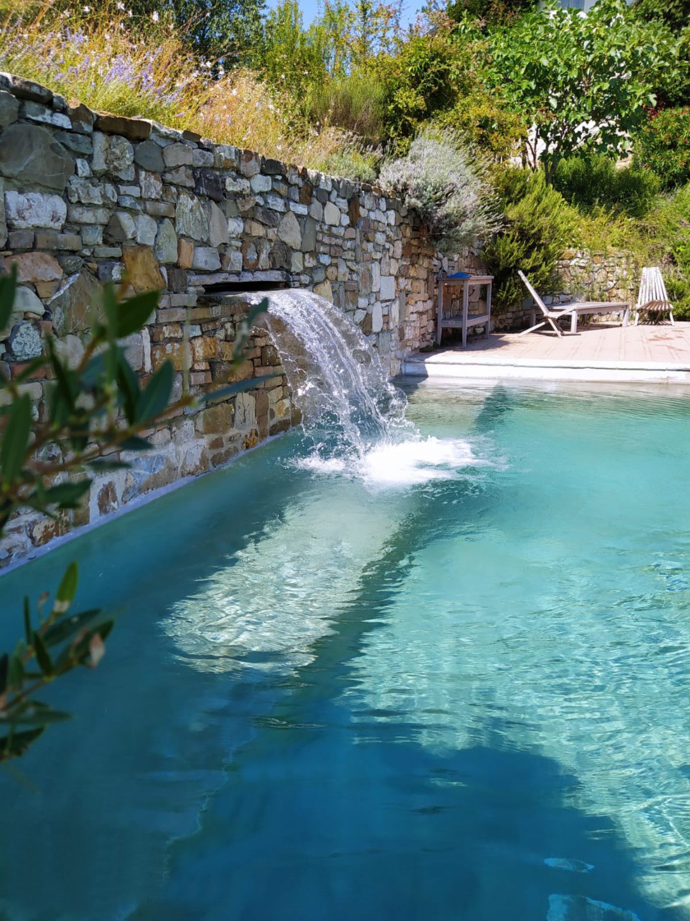 Piscina a sfioro su un lato con cascata e idromassaggio