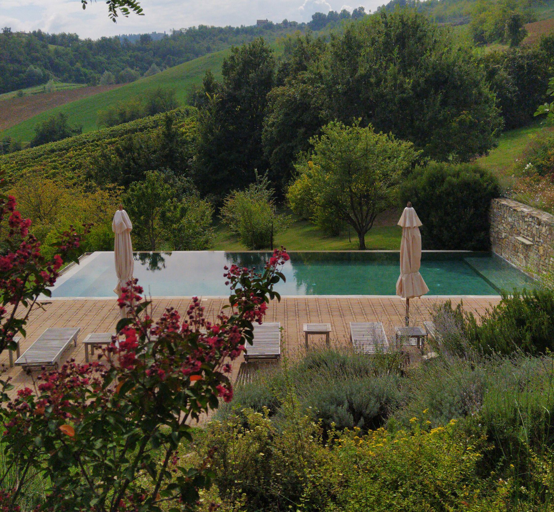 Piscina a sfioro su un lato con cascata e idromassaggio