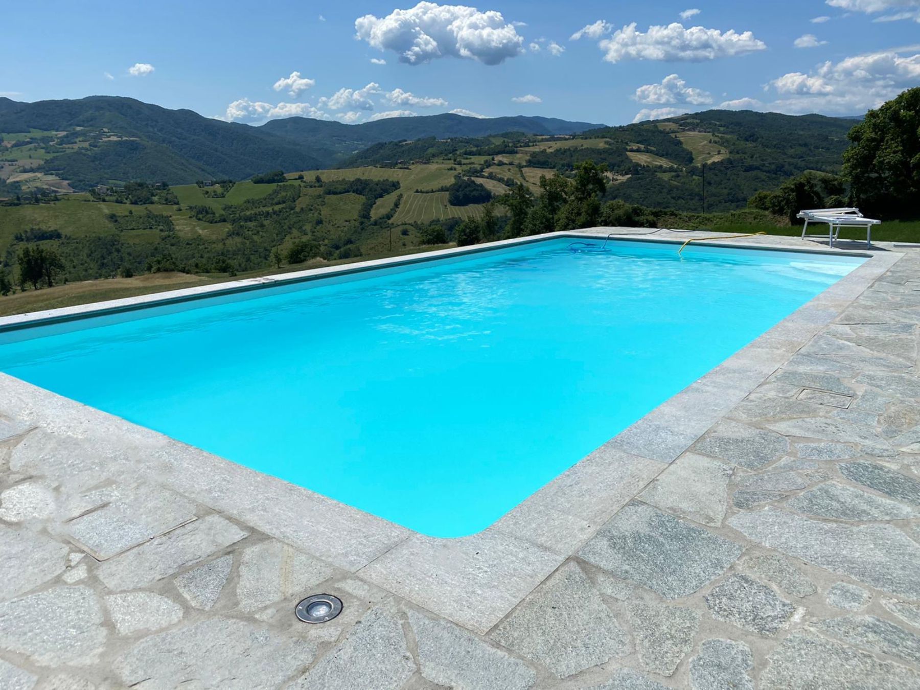 Piscina a skimmer con telo bianco Alkorplan 2000.