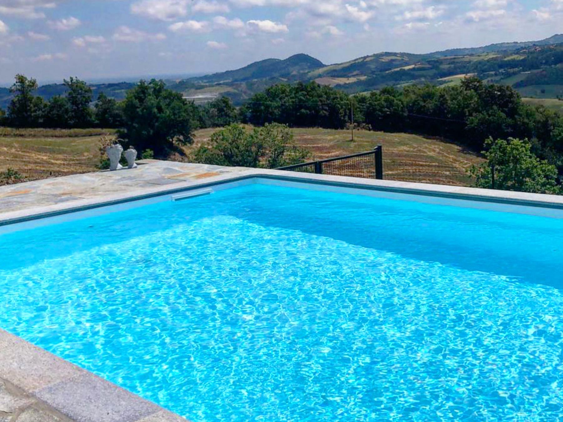 Piscina a skimmer con telo bianco Alkorplan 2000.