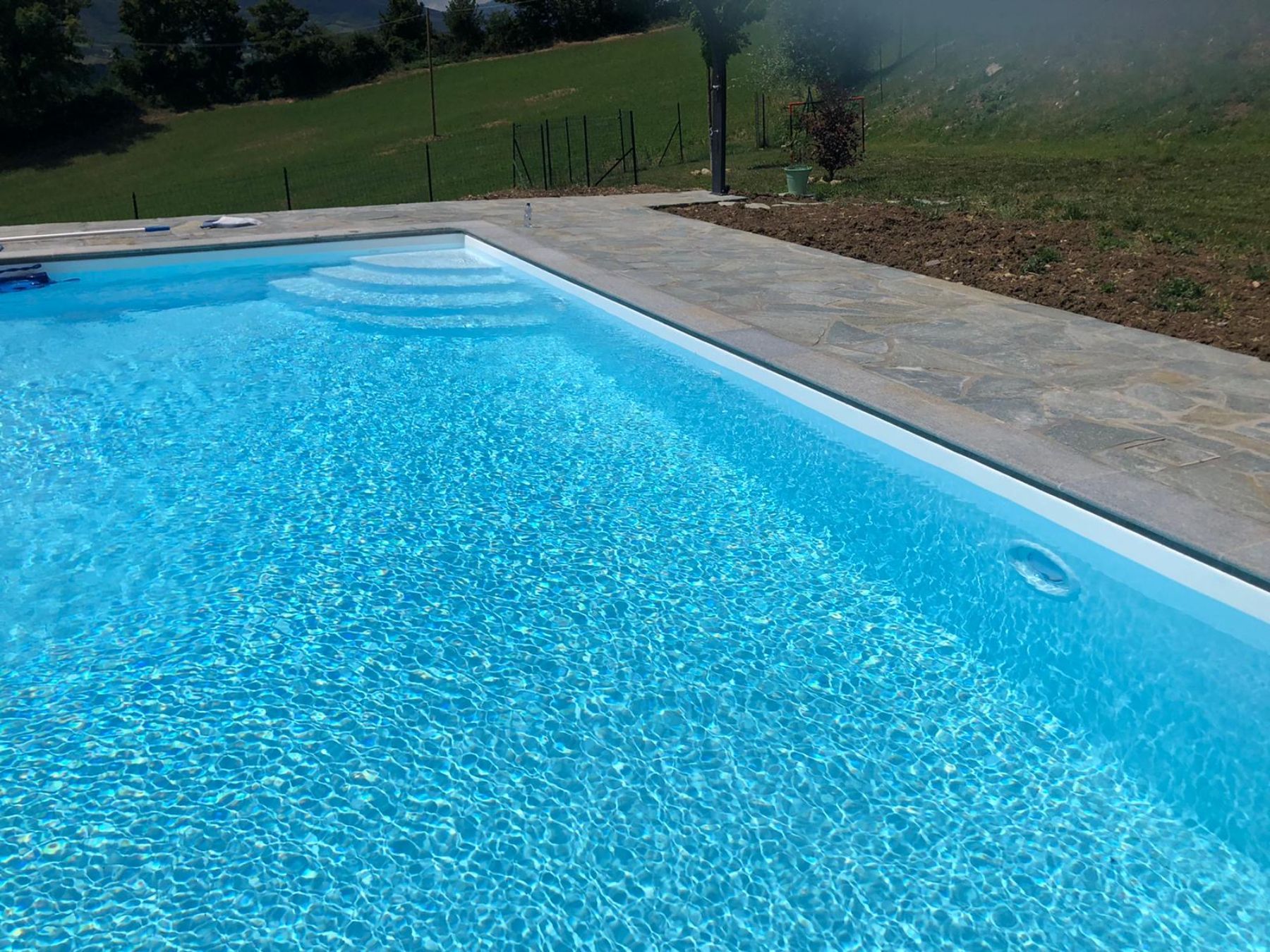 Piscina a skimmer con scaletta Piscina a skimmer con telo bianco Alkorplan 2000.